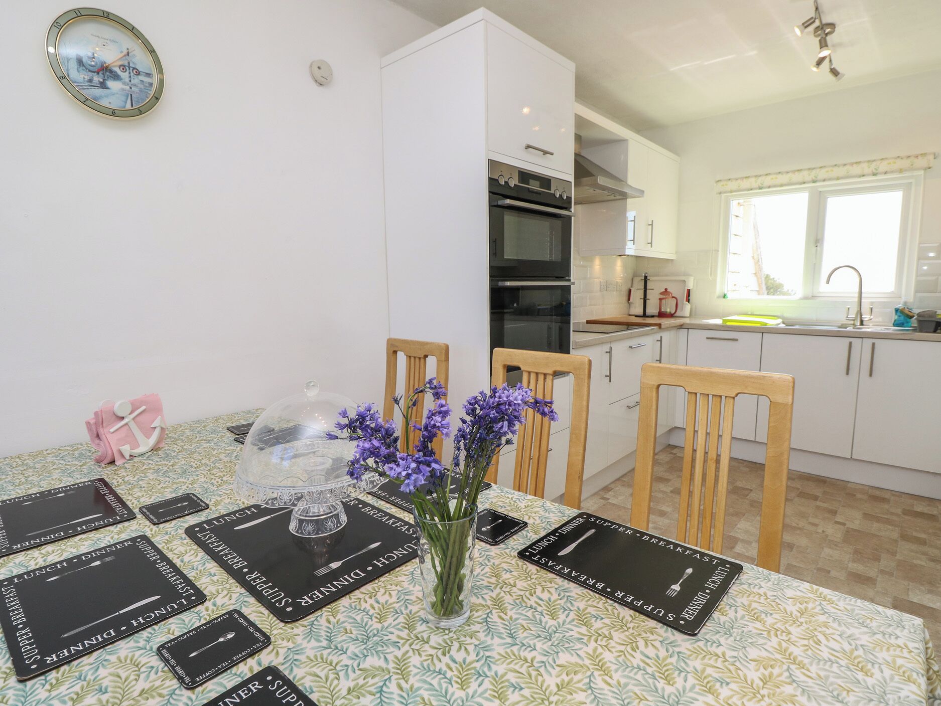 Cottage | Private kitchen | Fridge, dishwasher, electric kettle, toaster