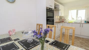Cottage | Private kitchen | Fridge, dishwasher, electric kettle, toaster