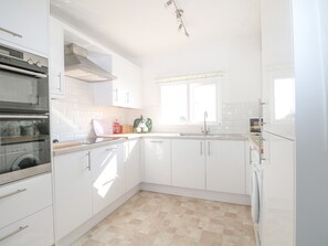 Dishwasher, cookware/dishes/utensils - Bella Vista (Chichester)