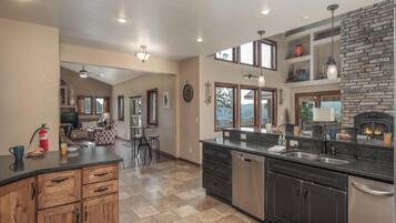 Studio (6 Bedrooms) | Property amenity