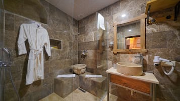 Superior Cave Suite 3 | Baño | Secadora de cabello, pantuflas, toallas, jabón