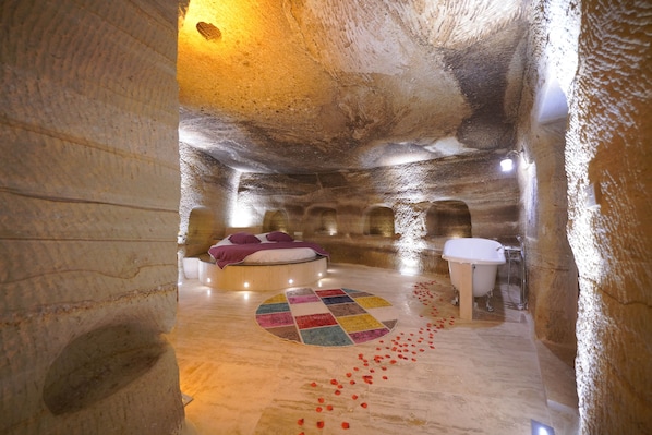 Honeymoon Cave Suite | Individually decorated, individually furnished, soundproofing, free WiFi