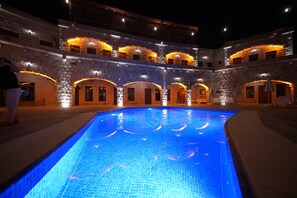 Piscina externa sazonal, guarda-sóis, espreguiçadeiras