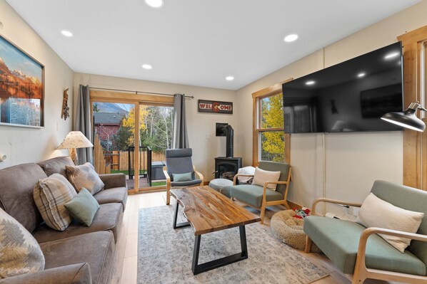 Smart TV, chimenea y libros 