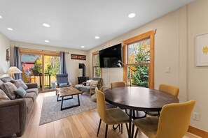 Smart TV, chimenea y libros 