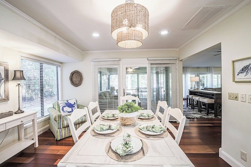 Cozy Ranch with Private Heated Pool, Hot Tub, King Bed, Prime Location, Clean