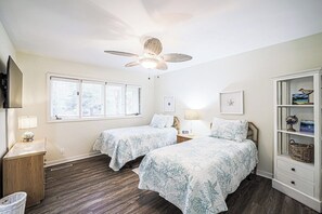 4 bedrooms, in-room safe, desk, iron/ironing board