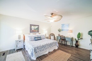 4 bedrooms, in-room safe, desk, iron/ironing board - Cozy Ranch with Private Heated Pool, Hot Tub, King Bed, Prime Location, Clean (Hilton Head Island)