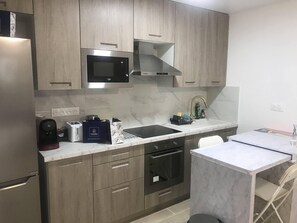 Réfrigérateur, micro-ondes, four, plaque de cuisson