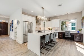 Refrigerador, microondas, placa de cocina, lavavajillas