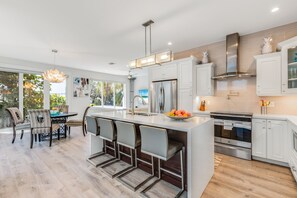 Refrigerador, microondas, placa de cocina, lavavajillas