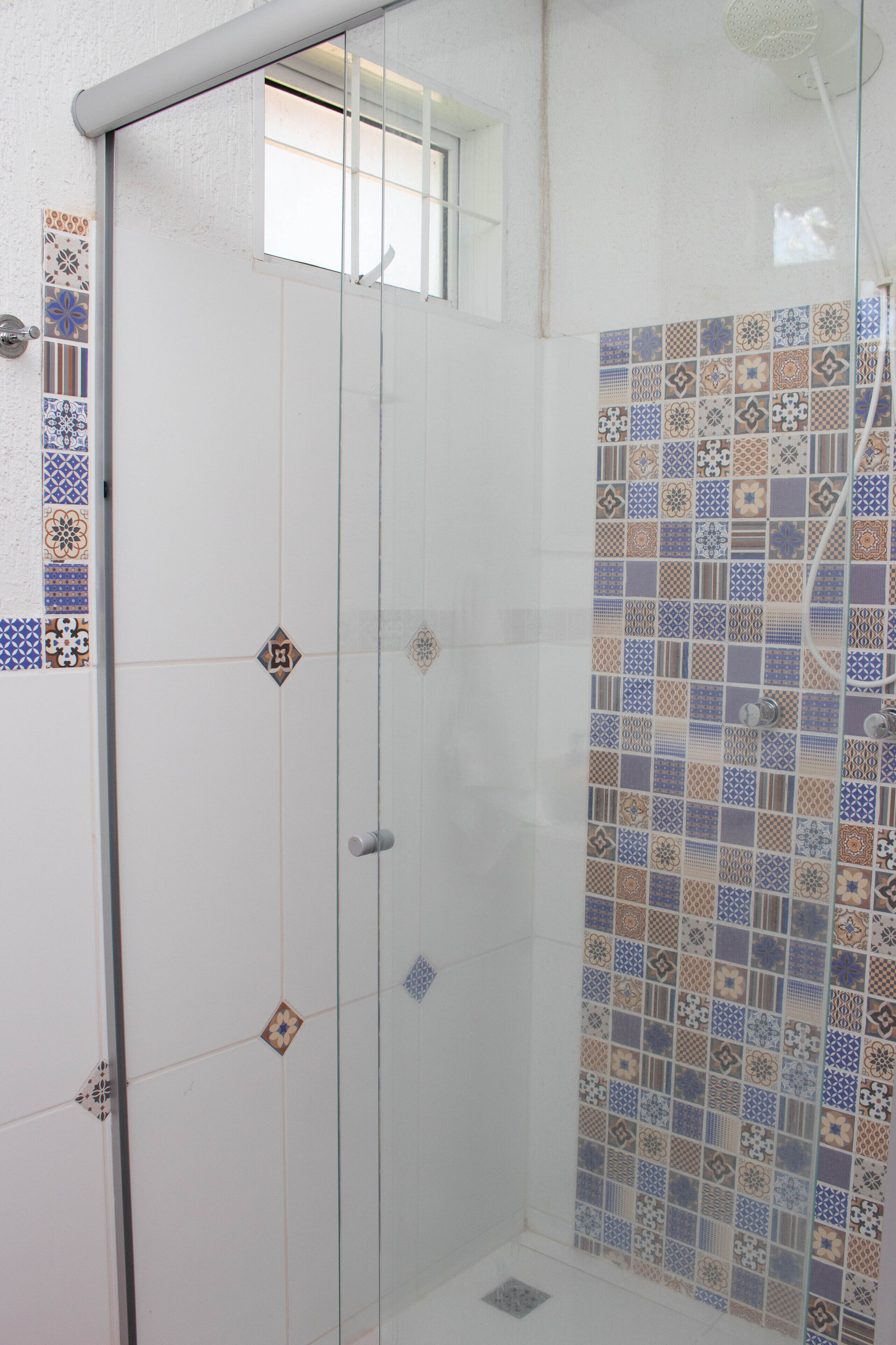 Quarto casal | Banheiro | Chuveiro, toalhas de banho, papel higiênico 