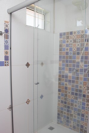 Dobbeltværelse | Badeværelse | Bruser, håndklæder, Toiletpapir