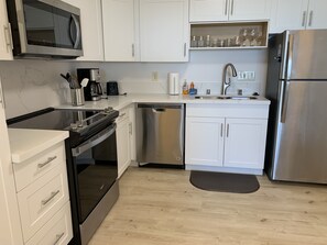 冷蔵庫、電子レンジ、オーブン、コンロ