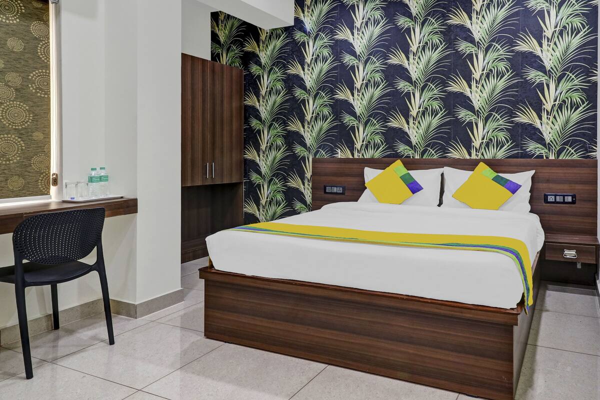 Standard Room | Desk, iron/ironing board, bed sheets