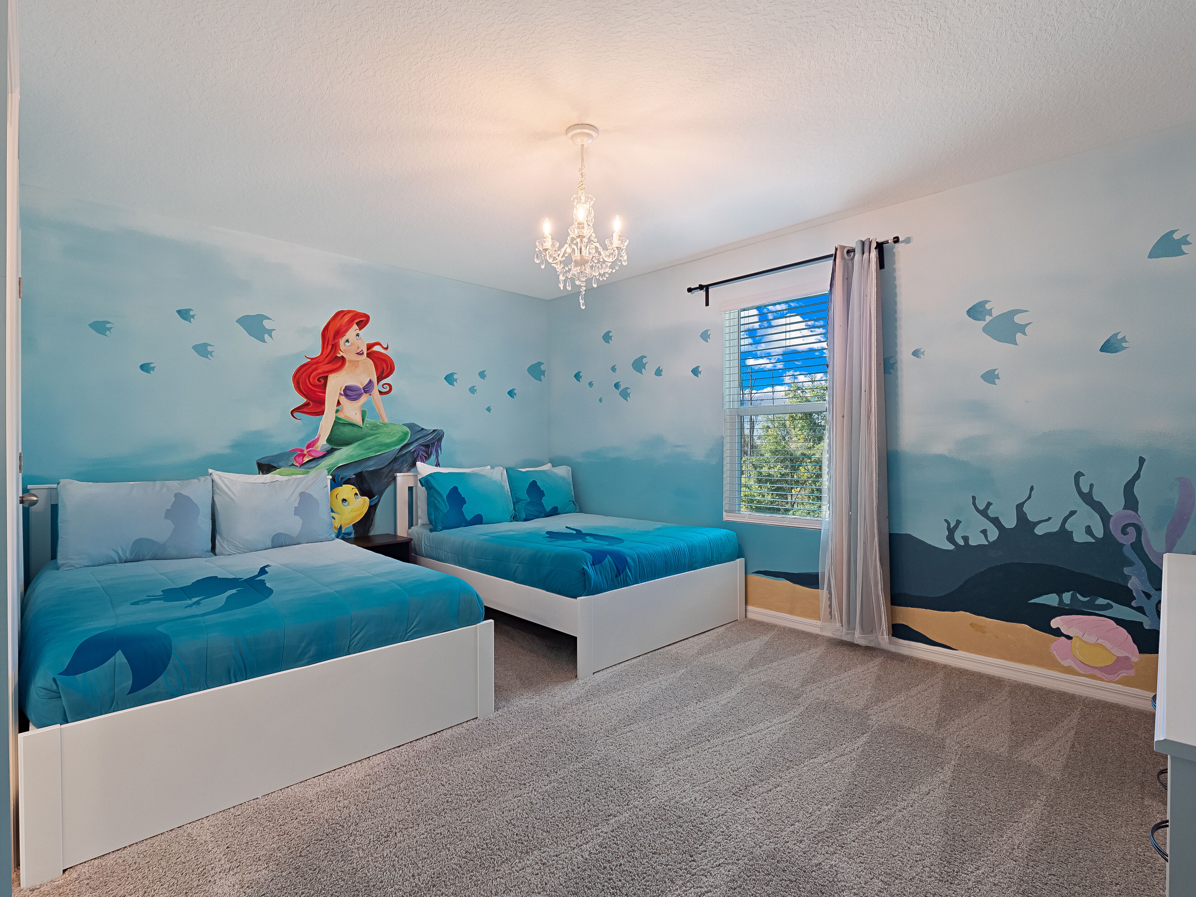 7 bedrooms, desk, iron/ironing board, travel cot