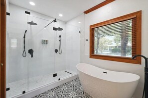 Bathtub, hair dryer, towels, shampoo - Rustic Cabin Mansion - Hot tub, Gym, Cinema, Pool (McKinney)