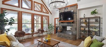 Rustic Cabin Mansion - Hot tub, Gym, Cinema, Pool