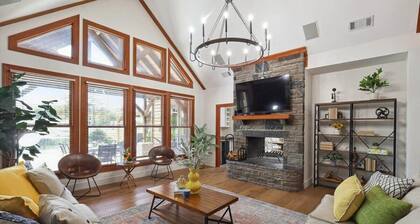 Rustic Cabin Mansion - Hot tub, Gym, Cinema, Pool