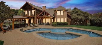 Rustic Cabin Mansion - Hot tub, Gym, Cinema, Pool