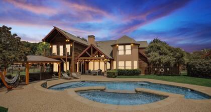 Rustic Cabin Mansion - Hot tub, Gym, Cinema, Pool