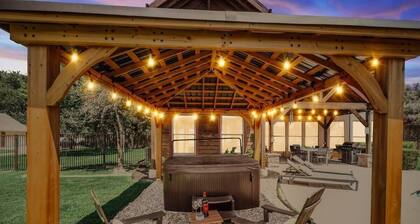 Rustic Cabin Mansion - Hot tub, Gym, Cinema, Pool