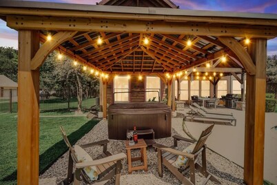 Rustic Cabin Mansion - Hot tub, Gym, Cinema, Pool
