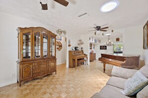 تلفزيون بحجم 40-بوصة يعرض قنوات تلفزيونية رقمية