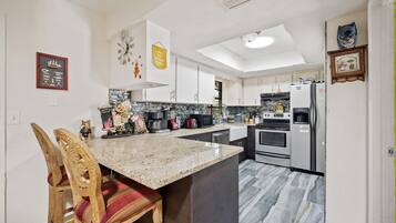 House, Multiple Beds, Patio, Garden View | Private kitchen | Fridge, microwave, oven, stovetop