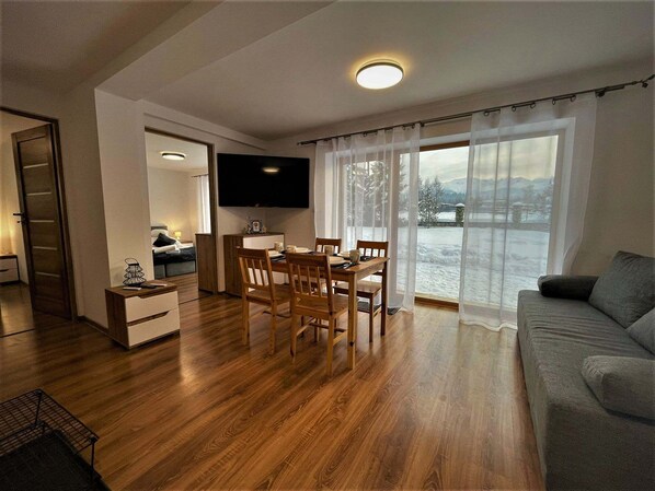 Familienapartment, 2 Schlafzimmer, Bergblick | Essbereich im Zimmer