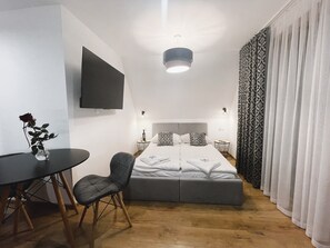 Romantische Studiosuite, 1 Queen-Bett, Badewanne, Bergblick | Bügeleisen/Bügelbrett, kostenloses WLAN, Bettwäsche