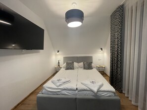 Romantic Studio Suite, 1 Queen Bed, Bathtub, Mountain View