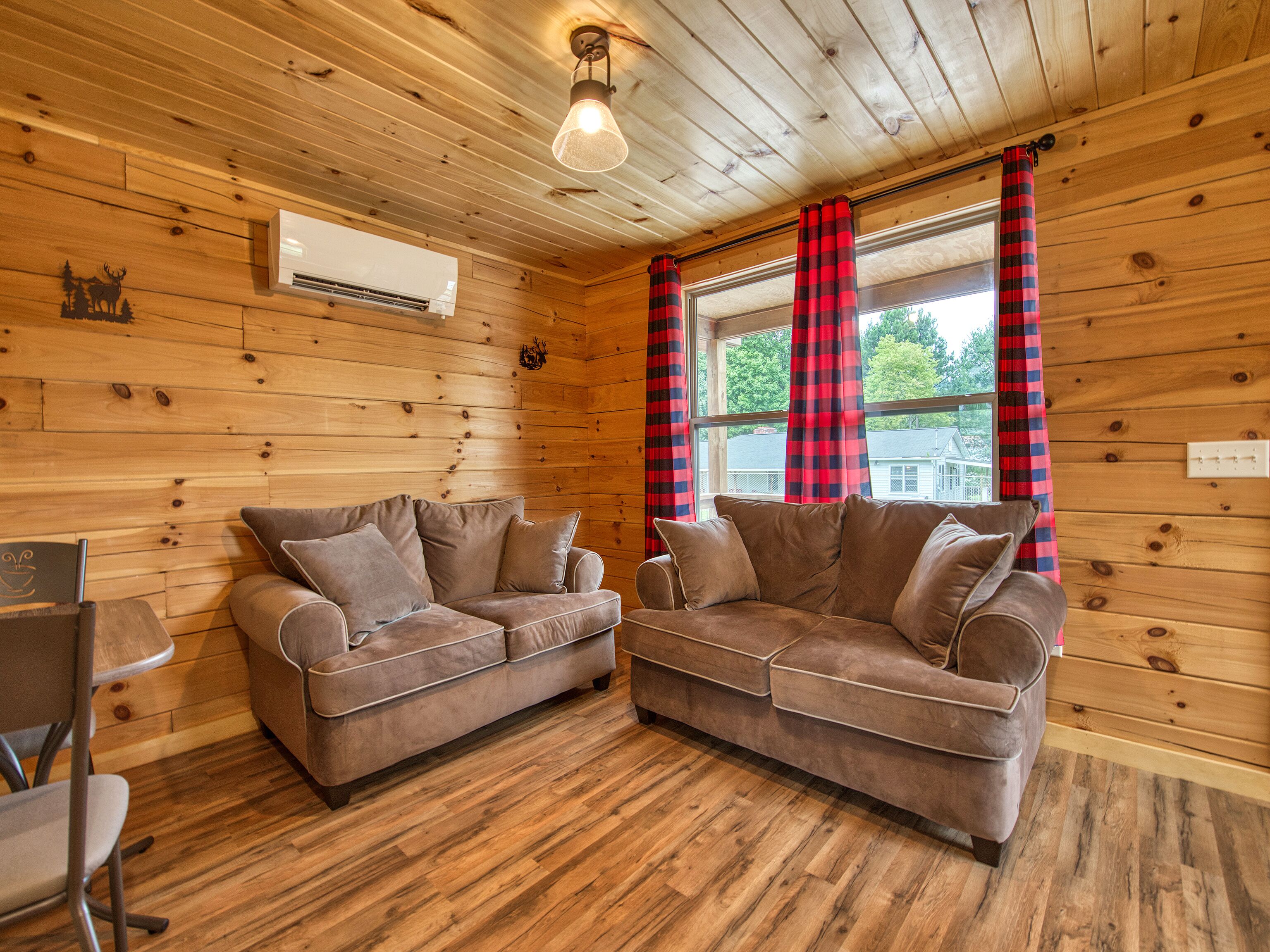 2 Bedroom 1 Bath Cabin, Views, Easy Paved Access, Cable, WIFI Close to Town