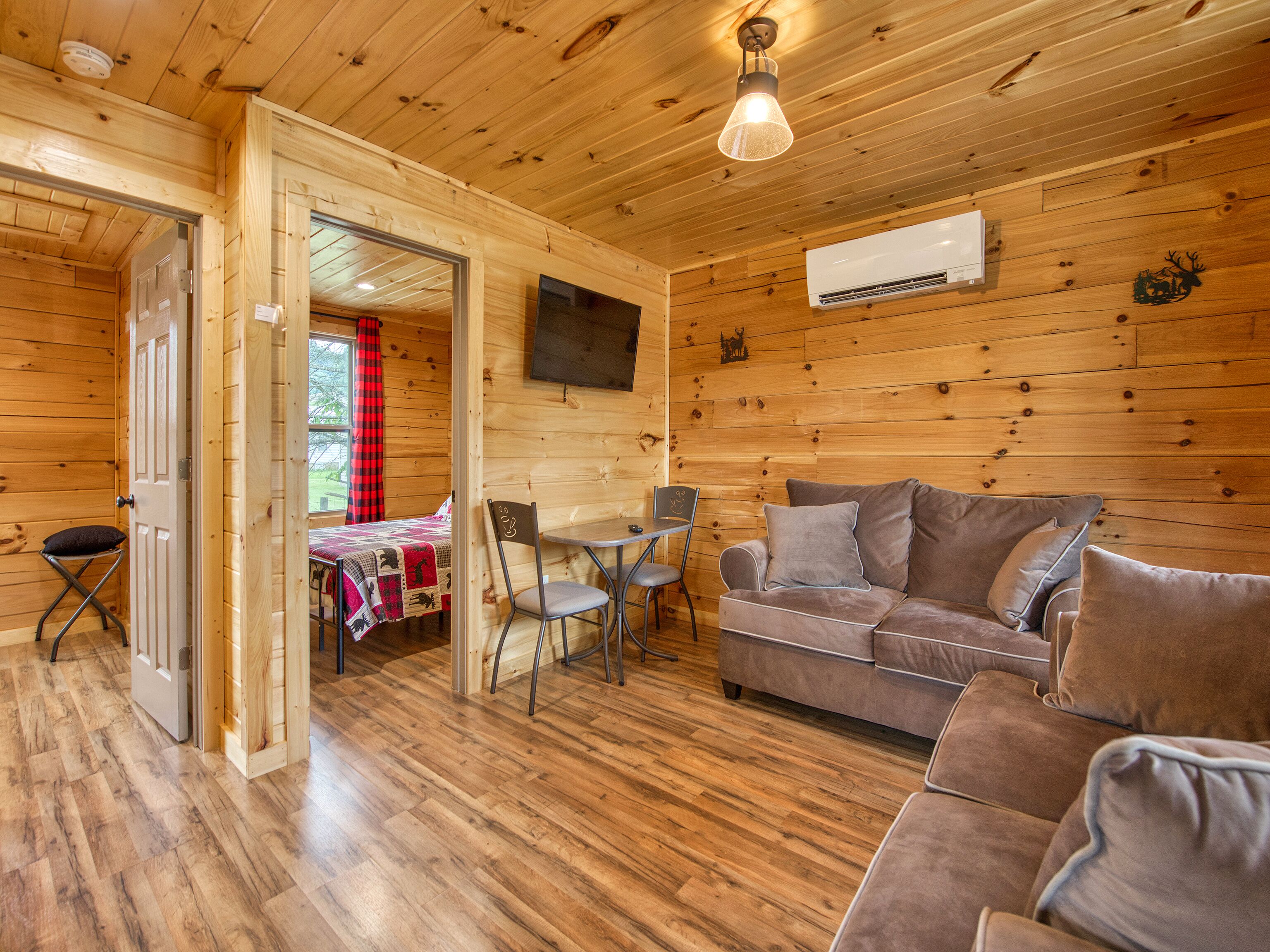 2 Bedroom 1 Bath Cabin, Views, Easy Paved Access, Cable, WIFI Close to Town