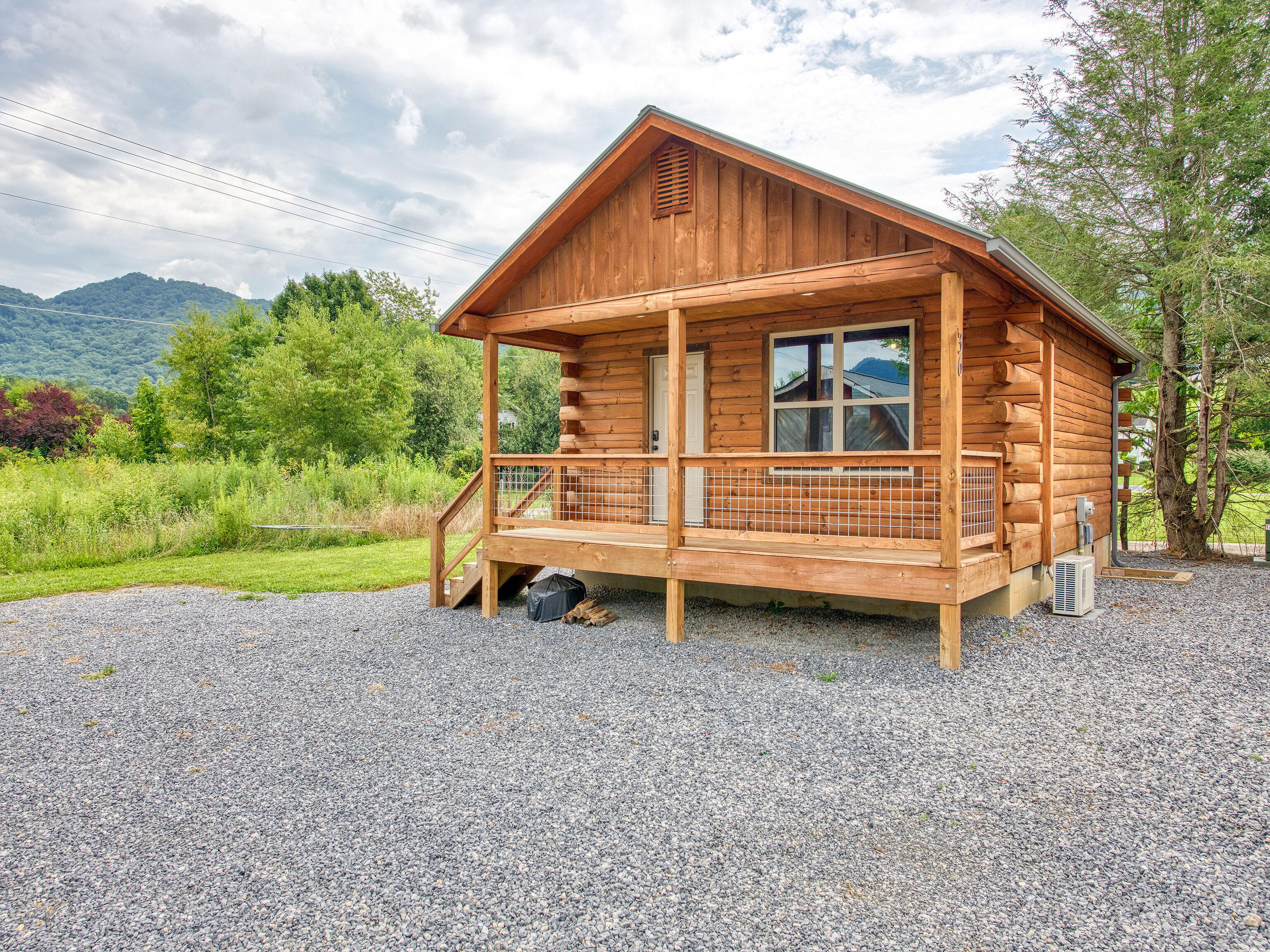 2 Bedroom 1 Bath Cabin, Views, Easy Paved Access, Cable, WIFI Close to Town