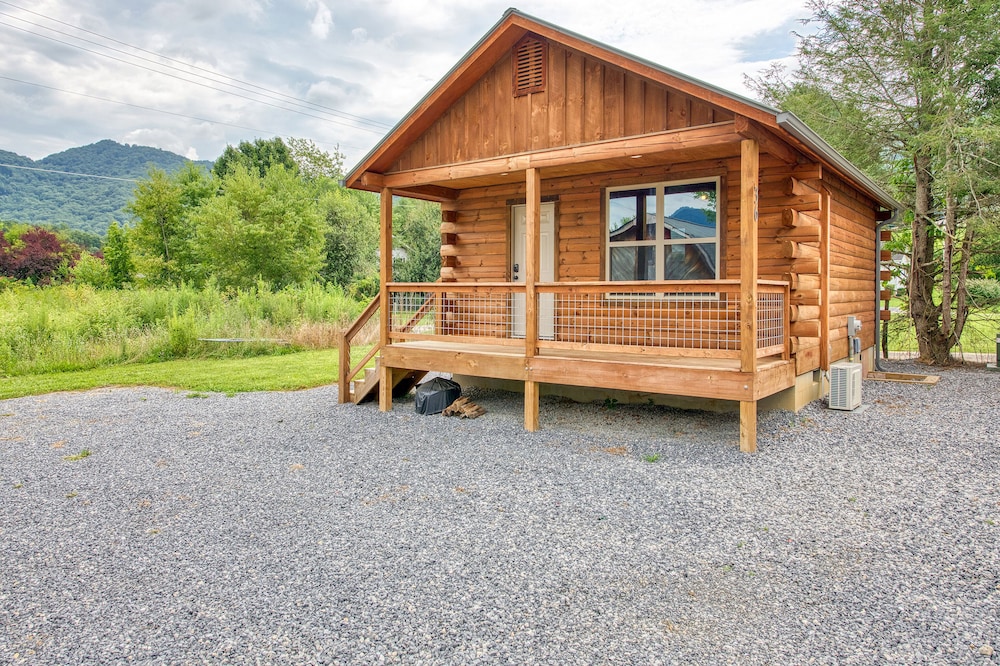 2 Bedroom 1 Bath Cabin, Views, Easy Paved Access, Cable, WIFI Close to Town