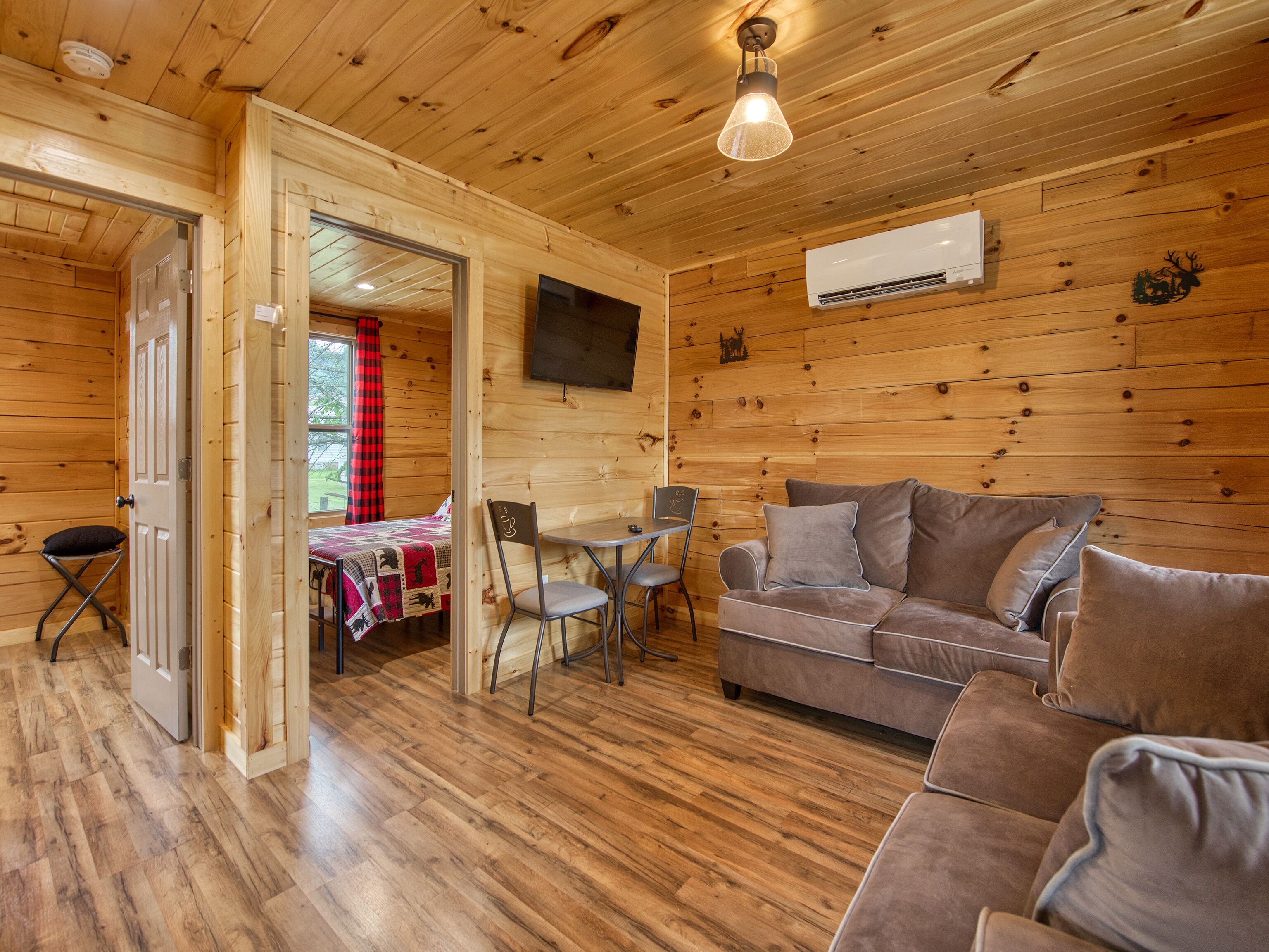 2 Bedroom 1 Bath Cabin, Views, Easy Paved Access, Cable, WIFI Close to Town