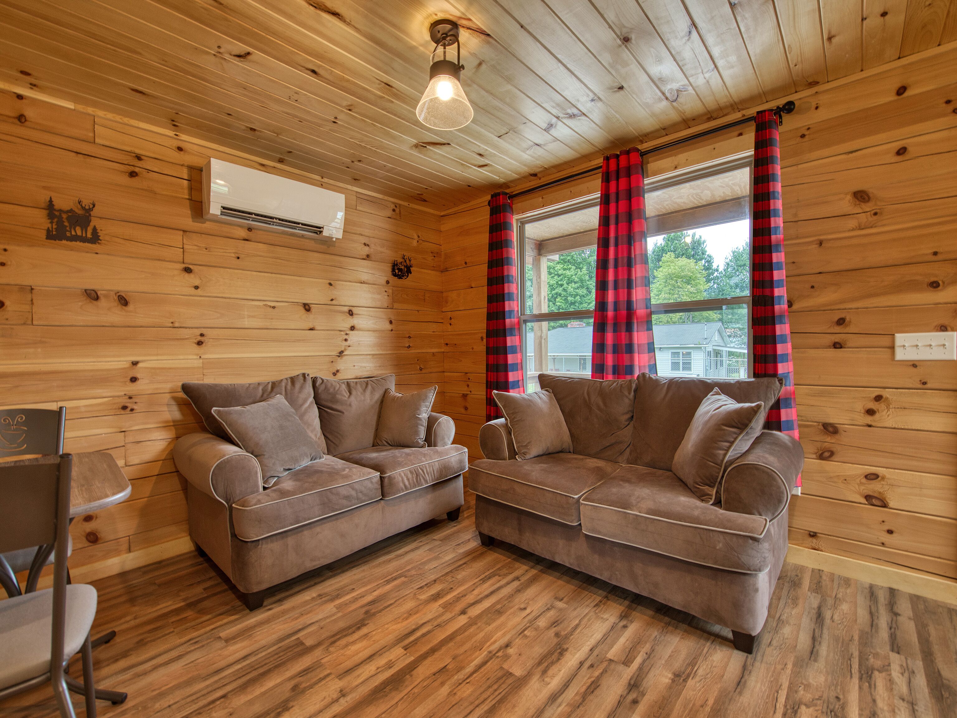 2 Bedroom 1 Bath Cabin, Views, Easy Paved Access, Cable, WIFI Close to Town