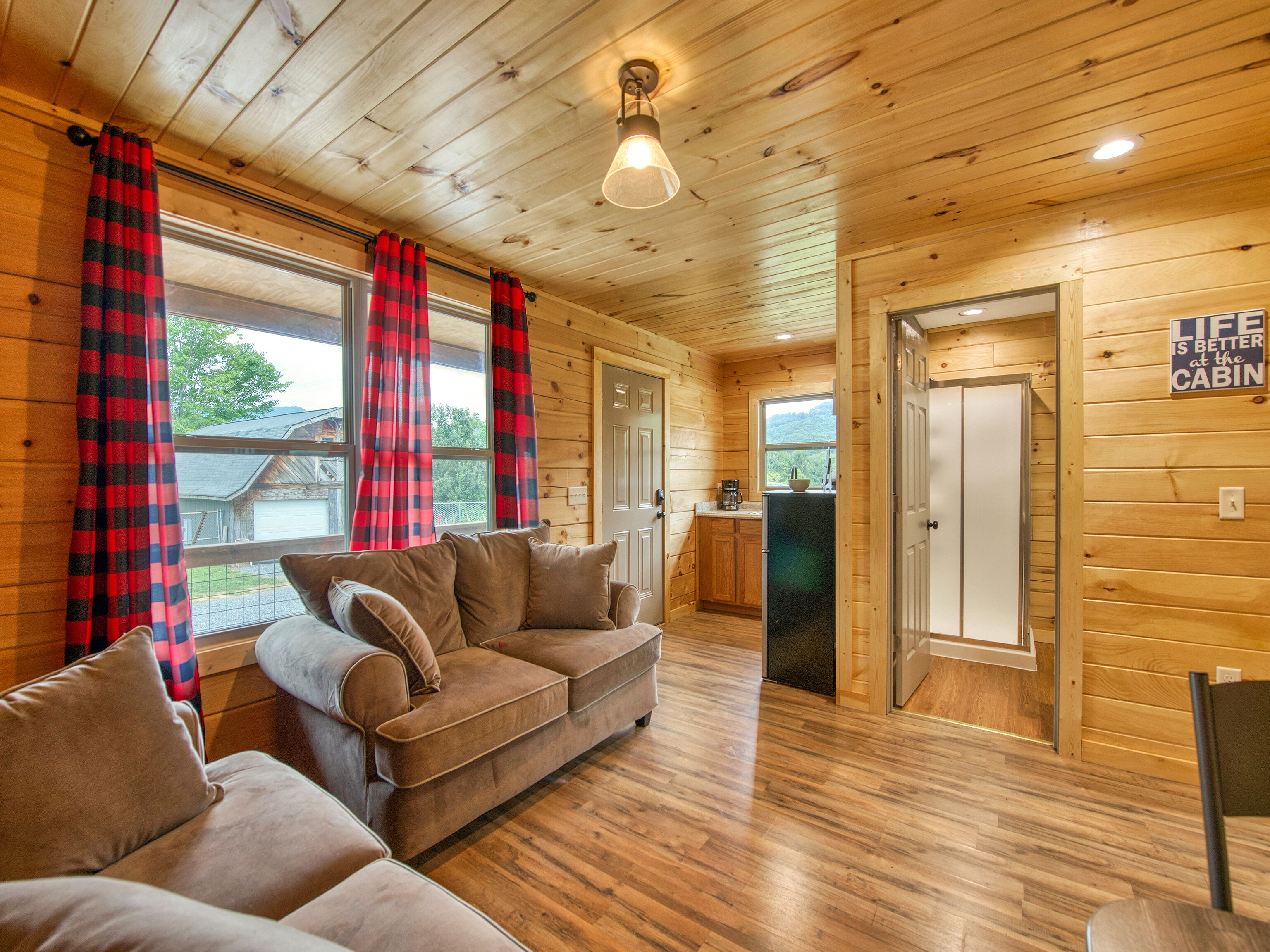 2 Bedroom 1 Bath Cabin, Views, Easy Paved Access, Cable, WIFI Close to Town