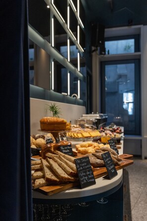 Petit déjeuner buffet (10 EUR par personne)