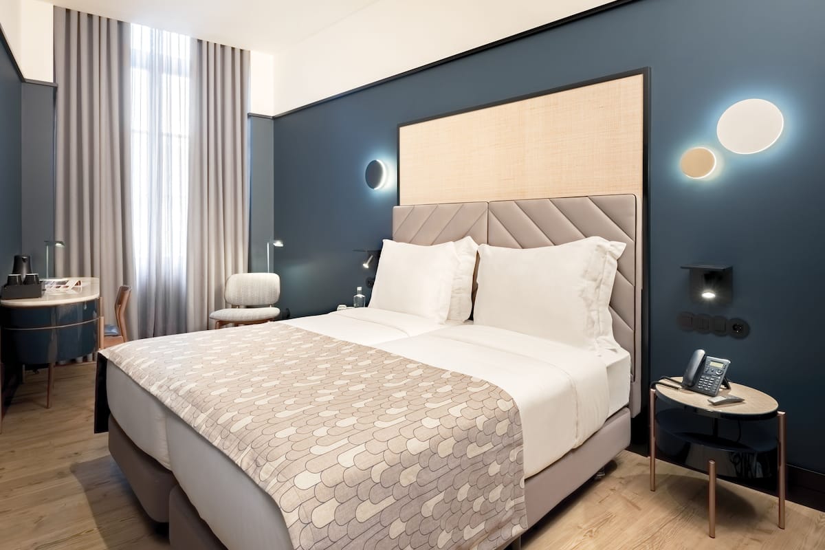 Twin Room Aliados View | 1 bedroom, minibar, in-room safe, desk