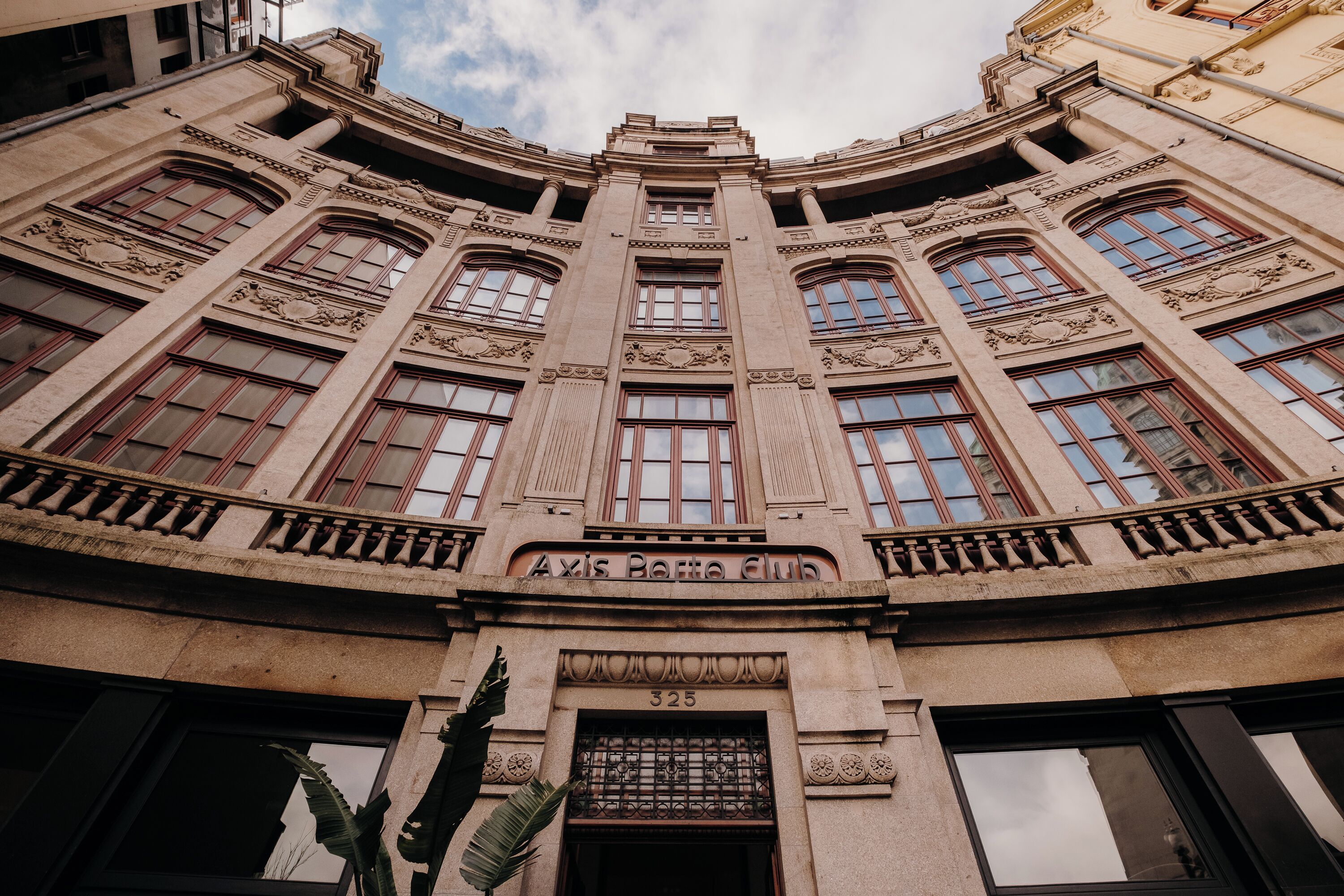 Vista frontal de la propiedad