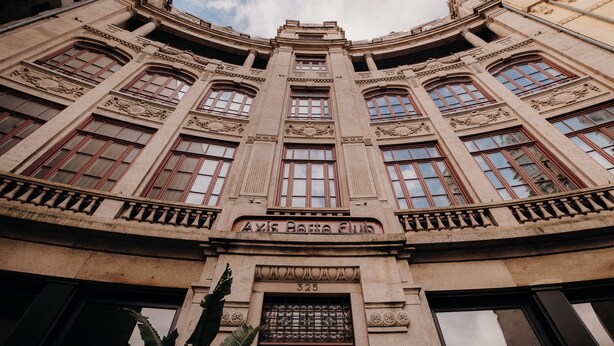 A building with ornate architectural details, including arched windows and decorative moldings. The sign "Axis Bar & Club" is visible above the entrance. - Axis Porto Club Aliados (Porto)