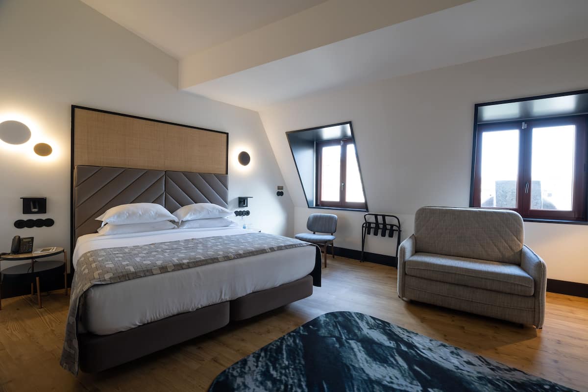 Suite with Aliados View | 1 bedroom, minibar, in-room safe, desk