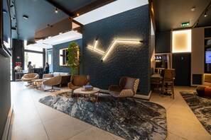 Lobby sitting area - Axis Porto Club Aliados (Porto)