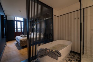 Design Suite | Bathroom | Hair dryer, slippers, towels, soap - Axis Porto Club Aliados (Porto)