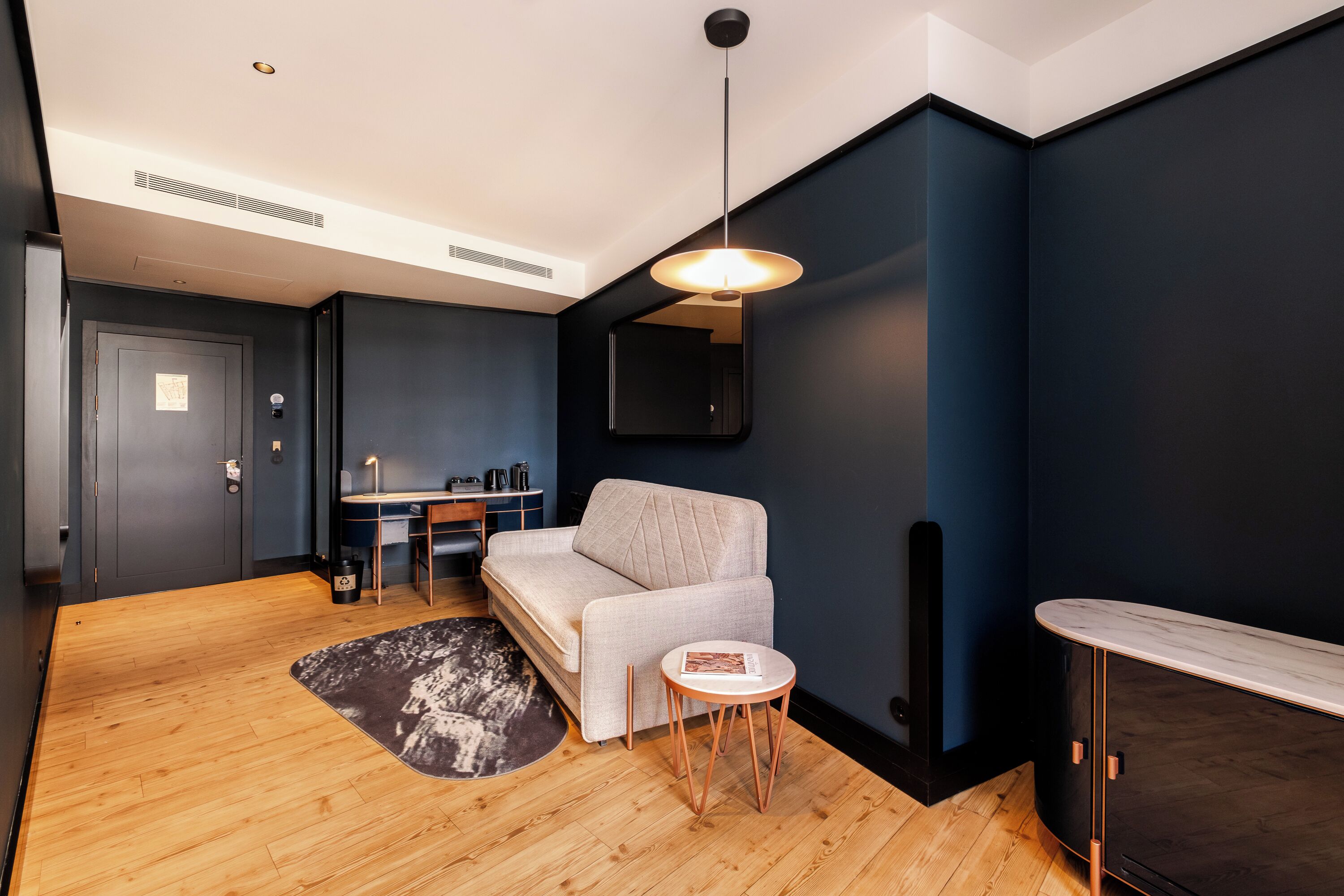 Suite with Aliados View | Minibar, in-room safe, desk, laptop workspace