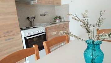 Frigorífico, horno, cafetera o tetera y hervidor eléctrico
