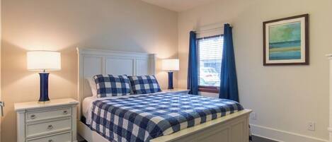 2 soveværelser, pengeskab på værelset, skrivebord, strygejern/strygebræt