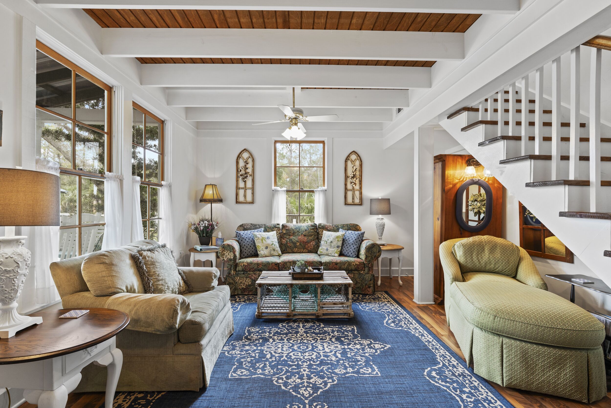 Älytelevisio, takka, pöytätennispöytä, kirjoja